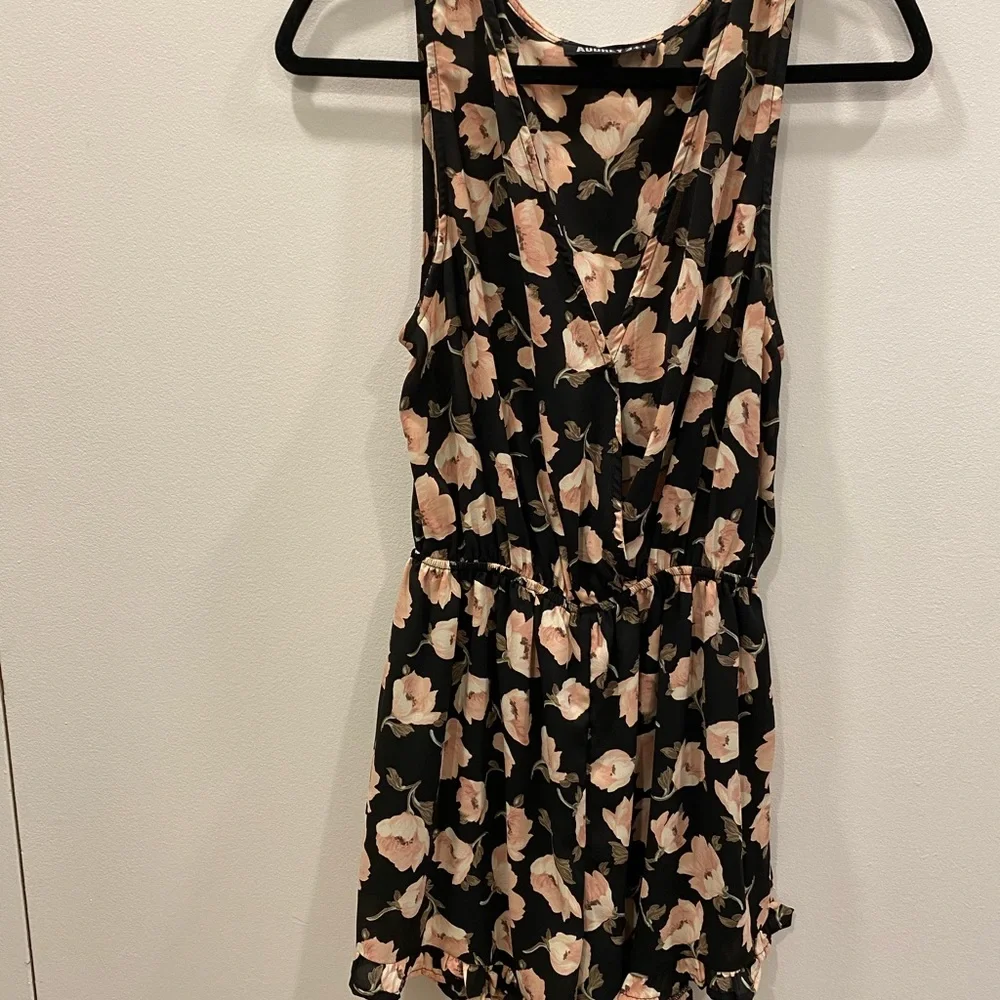 Cute Black and Floral Romper - Picture 4 of 4